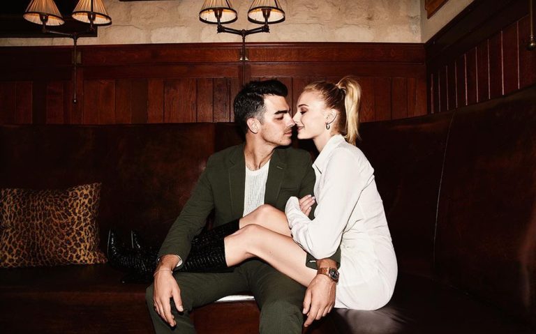 ¿Estrena romance? Captan a Sophie Turner besándose con un actor de Fear The Walking Dead