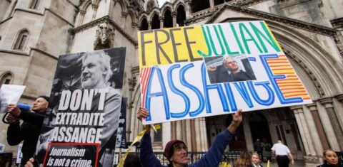 Assange denuncia que EU lo persigue por “delitos políticos” para evitar su extradición