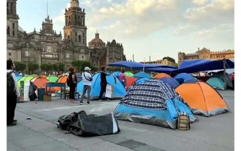 Amplía CNTE plantón, bloquea y desquicia