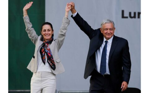 Favorita a presidencia de México camina por una fina y tensa línea