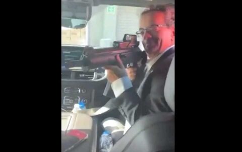 Remueven a Embajador de GB por apuntar con arma a empleado