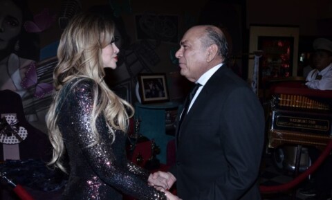 Sale Lucía Méndez con papá de “Checo” Pérez