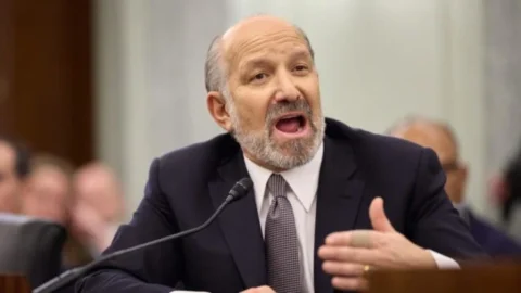 Secretario de Comercio busca ayuda de la industria para evitar que China adquiera chips