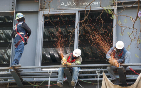 Derechos laborales de mexicanos están en riesgo por revisión del T-MEC, advierten ONGs