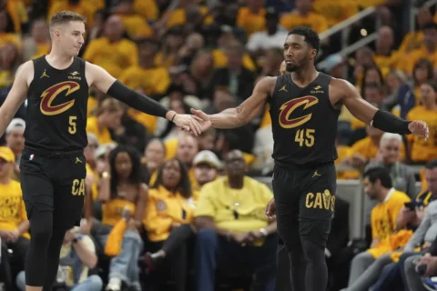 Cavaliers vencen a Pacers para reducir desventaja a 2-1