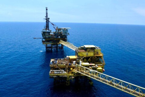 Pide Trump a países mantener precios bajos de petróleo tras ataque a Irán