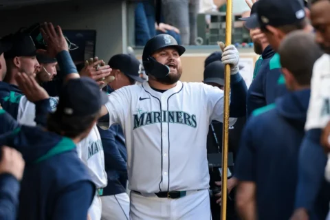 El veterano Rowdy Téllez entrena con los Rangers para unirse a su nómina