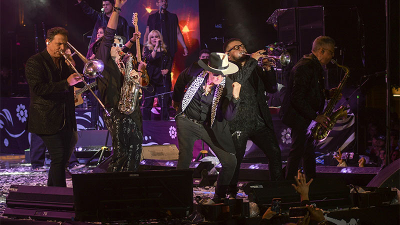 “La Fiesta Noche de Estrellas: Emmanuel Revive El Espíritu de los Éxitos en La Feria de San Miguel Allende, Llena al Tope”