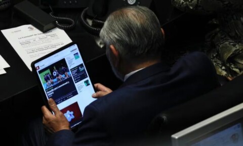 Captan a Adán Augusto “ocupado” en el Senado