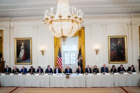 Trump insiste en que petroleras invertirán 100,000 mdd en Venezuela