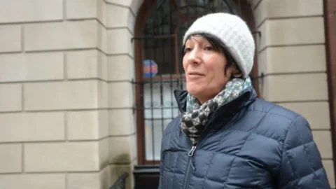 Ghislaine Maxwell se acoge a la Quinta Enmienda ante legisladores, pero dice que responderá preguntas si se le concede el indulto