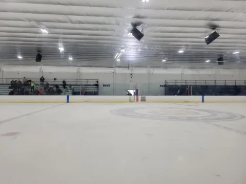 Tres muertos en tiroteo durante partido de hockey en EU