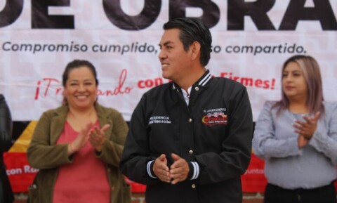 Alcalde de Chiconcuac llega en helicóptero al Carnaval de Mujeres